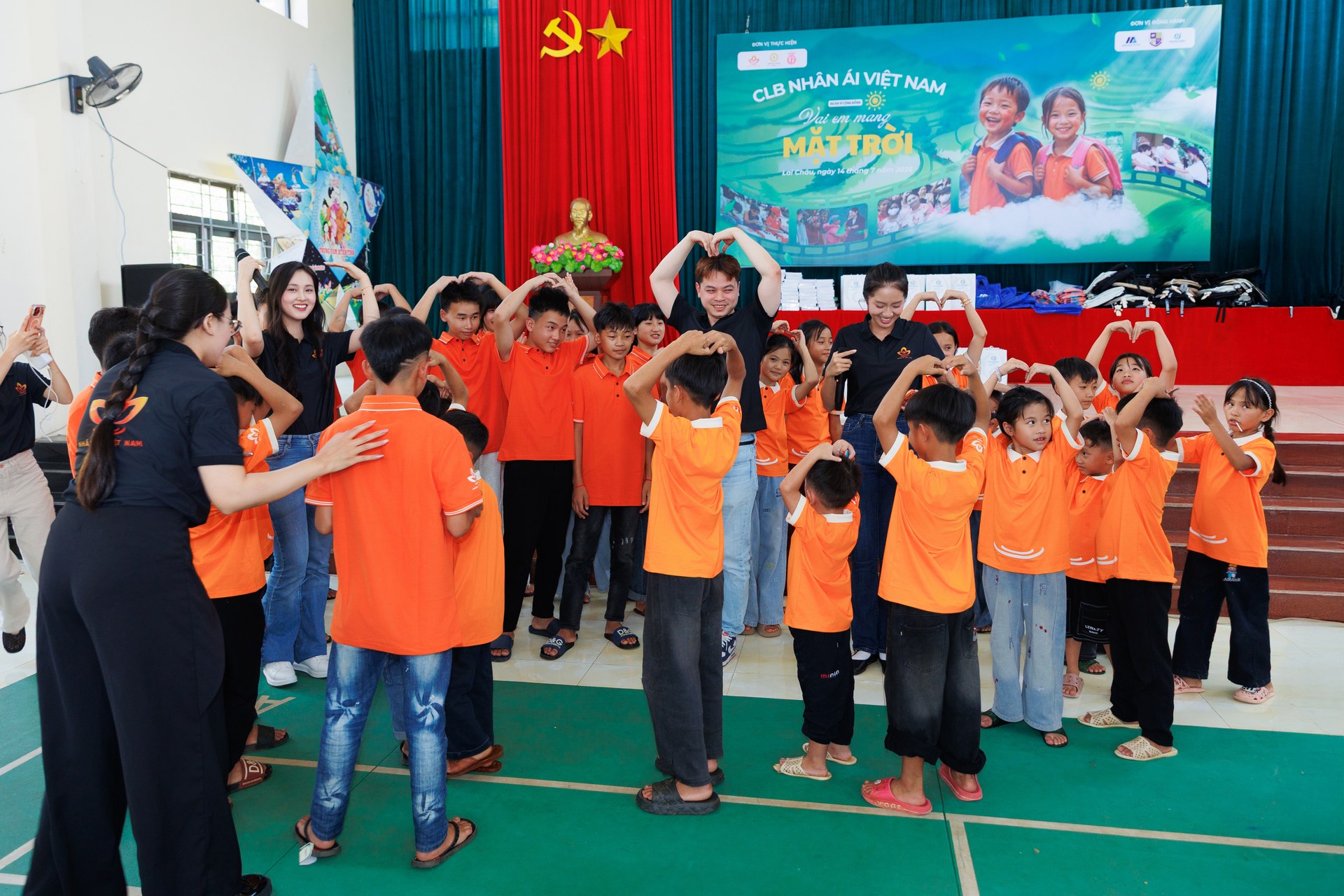Các thành viên Câu lạc bộ Nhân Ái Việt Nam cùng trẻ em tham gia chương trình Vai Em Mang Mặt Trời
